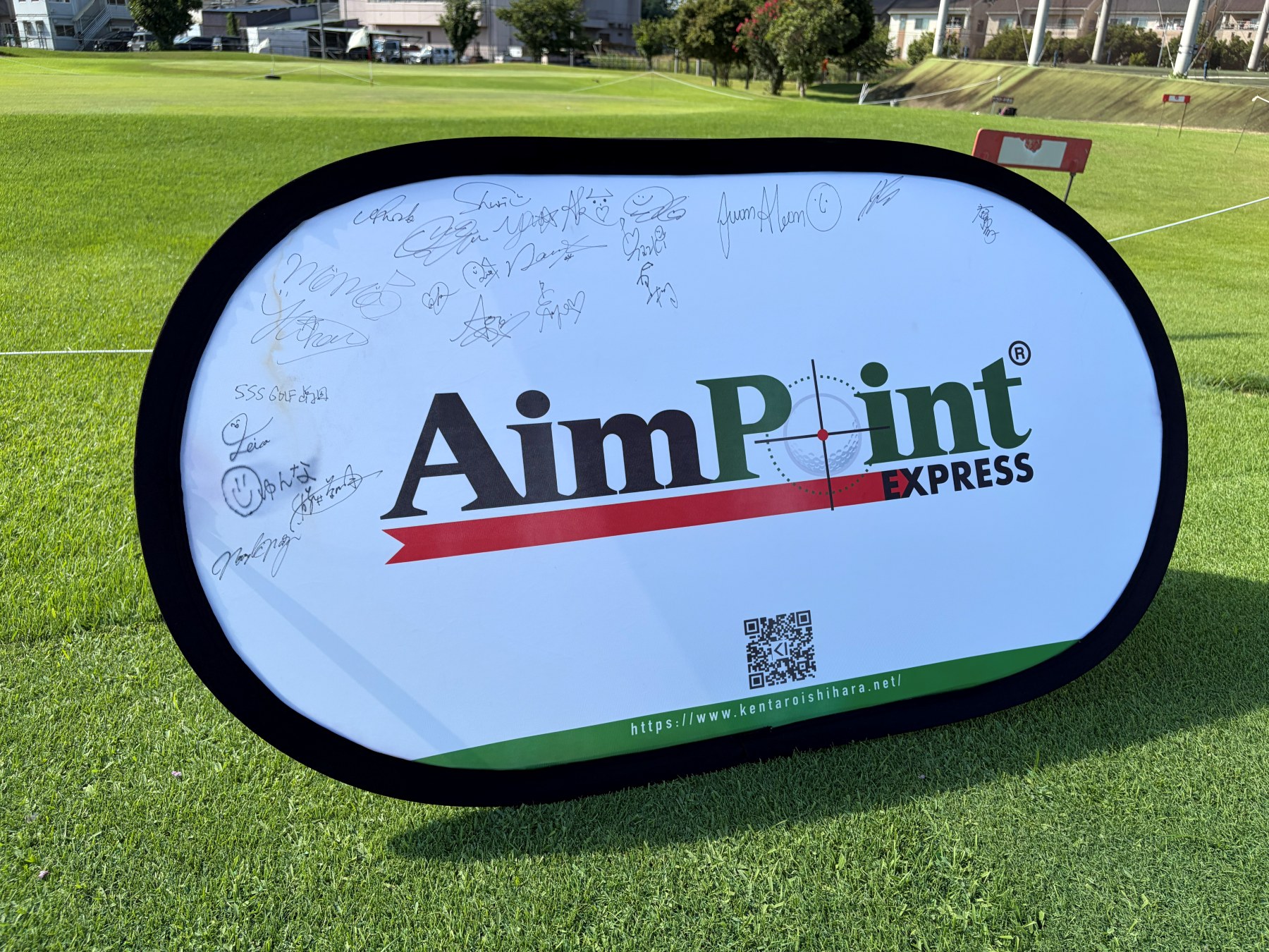 ツアープレーヤーたちのサインが入ったAimPoint Expressバナー