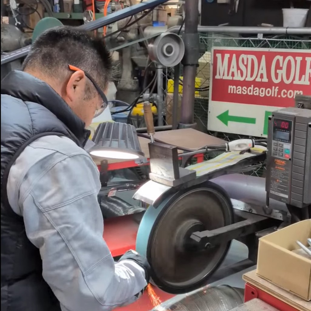 MASDA GOLFの工房でパターヘッドを研磨する製作風景